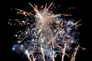 绚丽烟花绽放夜空