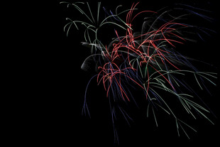 绚丽烟花绽放夜空