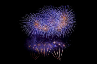 夜空中绚烂绽放的烟花