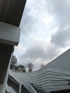 现代建筑外观与天空景象