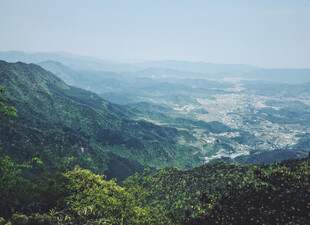 山峦俯瞰下的广袤大地