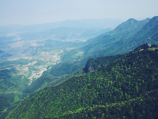 山峦叠翠间的壮阔风景