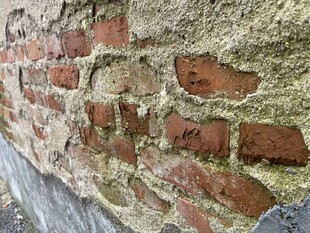 古老斑驳的红砖墙面