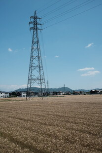 田野中的高耸输电塔