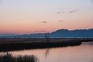 黄昏湖畔美景