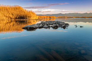 湖畔秋景