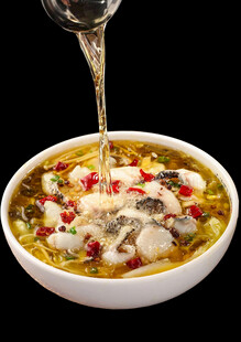 鲜香酸菜鱼正淋热油