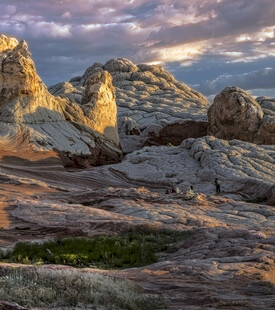 夕阳下的壮美岩石景观