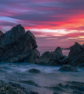 海边日落时的壮丽岩石景观