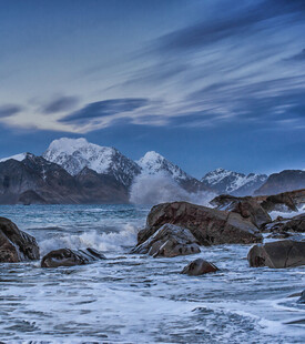 海边雪景中的壮阔海浪景观