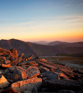 日落时分的山间岩石景观