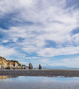 海边岩石与蓝天白云美景