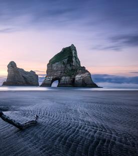 海滩上的奇特岩石景观