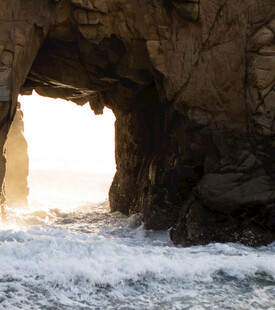 海边岩石洞中的迷人光影