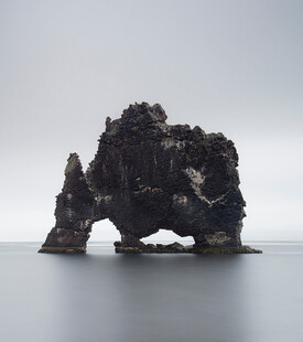 海中孤岩独特自然景观