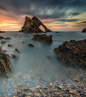 海边日落时的嶙峋礁石