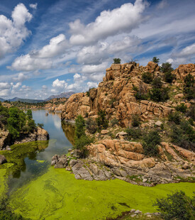 山间绿水绕红岩美景