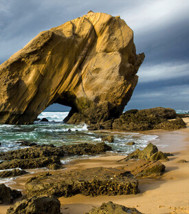 海边拱形巨石景观