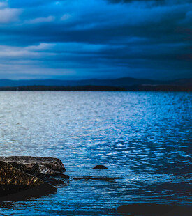 宁静湖岸的幽蓝暮色