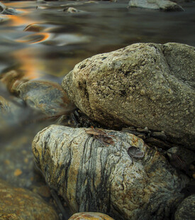 溪流中的纹理岩石