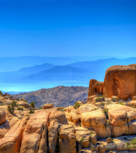 壮丽山景岩石与蓝天相映