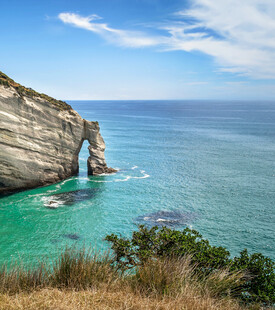 海岸悬崖边的碧蓝海景