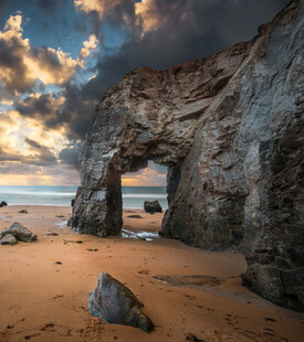 海边拱形岩石日落美景