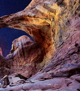 沙漠中的壮丽岩石拱门