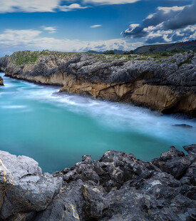 海岸美景蓝水礁石与蓝天