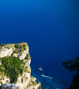 悬崖边的蔚蓝海景