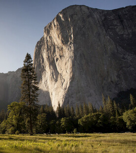 壮丽高山下的葱郁景致