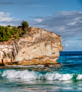 海边岩石与翻涌海浪
