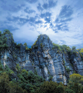 壮丽绝壁景观蓝天白云相伴