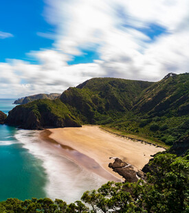 美丽海滨风光青山伴碧海