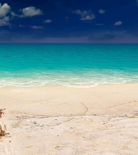 美丽海滩蔚蓝大海与白沙