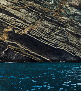 海边壮观的层叠岩石景观