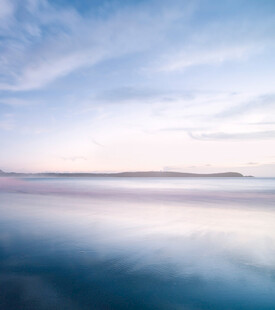 宁静海面与天空的梦幻景致
