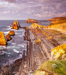 海岸奇景岩石与霞光交织