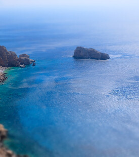 蓝色海域中的孤立岩石