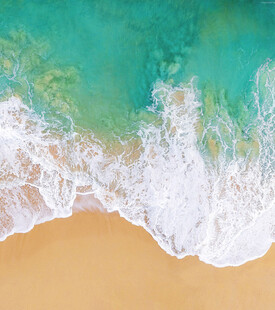 海浪拍打金色沙滩美景