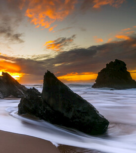 海边日落时的礁石美景