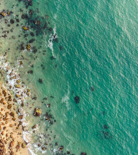 俯瞰碧海与岸边景致