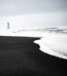 冰岛黑沙滩与海浪景观