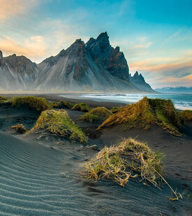 冰岛黑沙滩与壮丽山峰景观