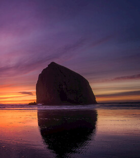 日落时分的海边巨石景观