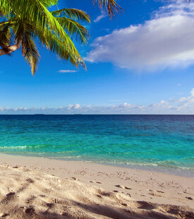 美丽海滩与蔚蓝大海风光