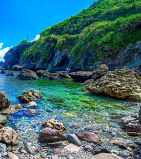 美丽海岸清澈海水与礁石