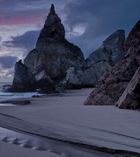 海边嶙峋怪石与暮色天空