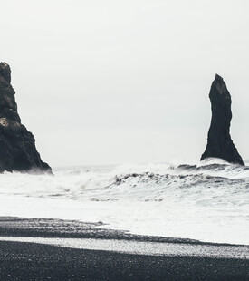冰岛黑沙滩与海中岩石景观
