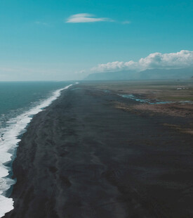 海岸黑沙滩与蓝天美景